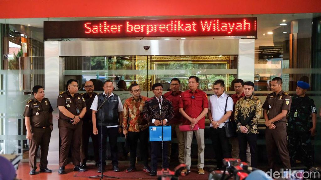Menkominfo Johnny G Plate meninggalkan Kejagung usai diperiksa 6 jam sebagai saksi terkait kasus dugaan korupsi proyek BTS. Plate enggan bicara soal materi pemeriksaan, Rabu (15/3/2023).